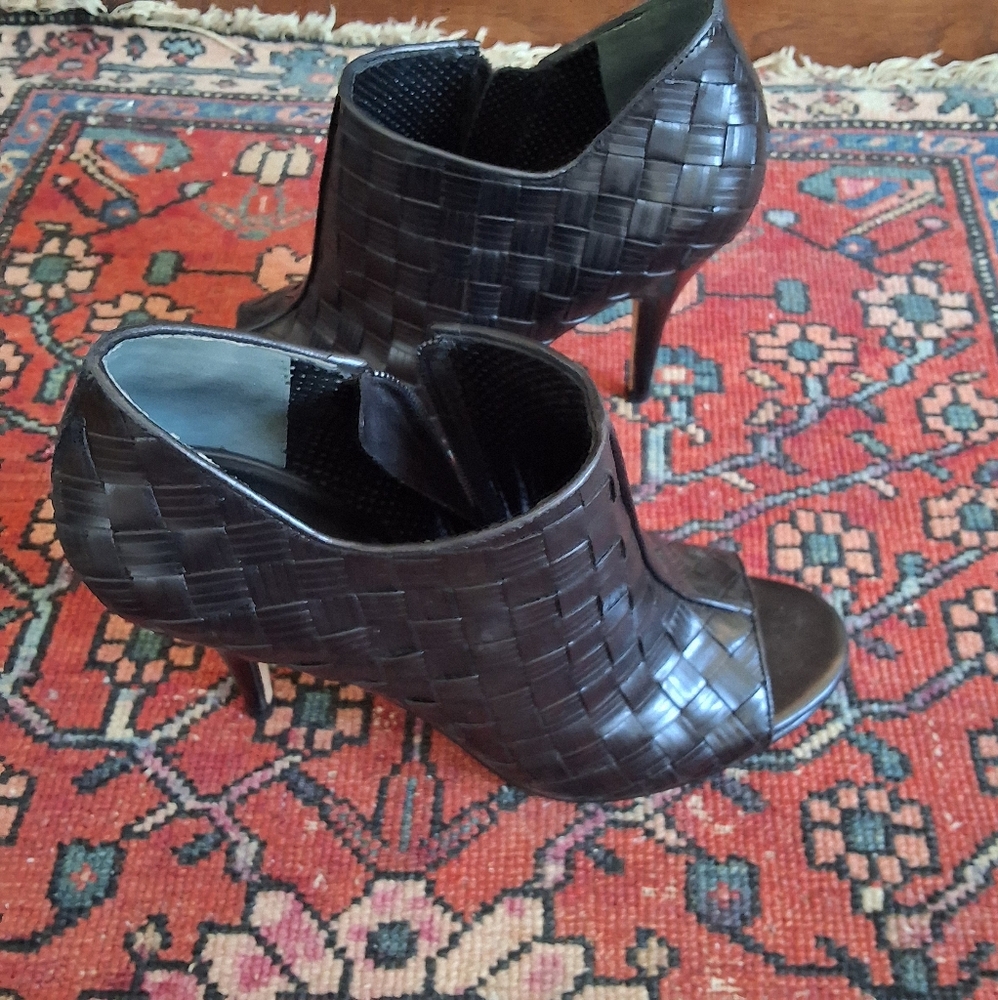 COLE HAAN Cassandra weave Open Toe Bootie. Black. Size 9.